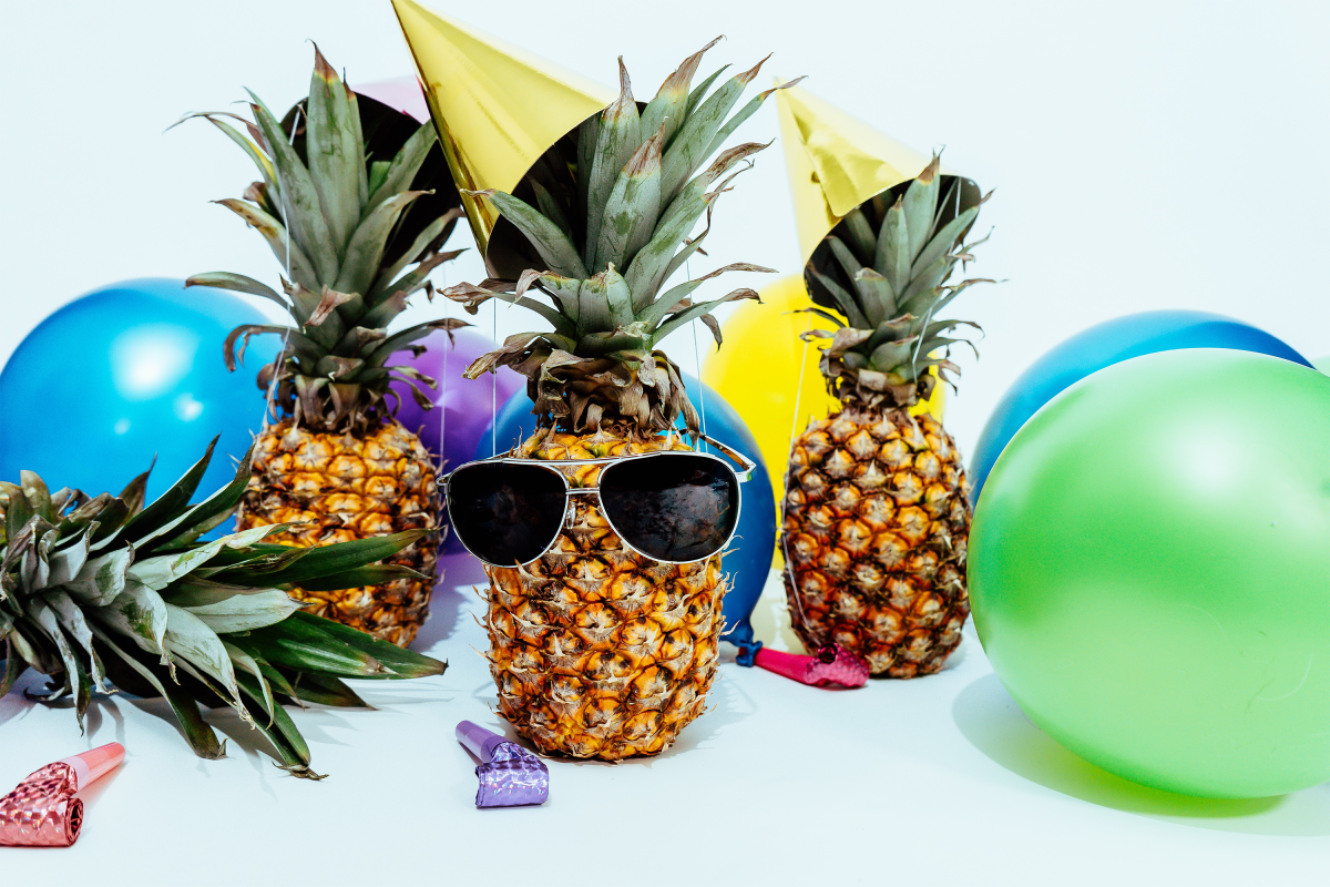 Pineapples with sunglasses, impression of a party.