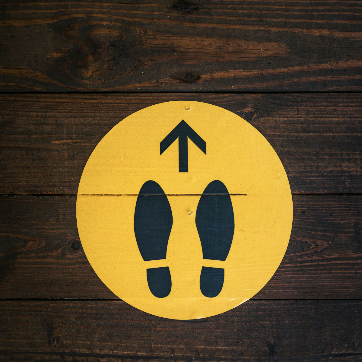 Footprints and an arrow icon inside a yellow circle.