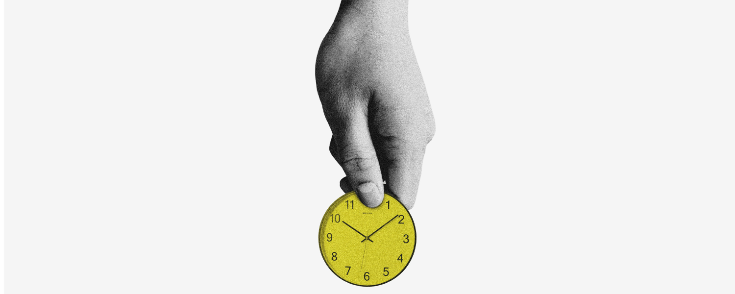 Hand holding a yellow timer.