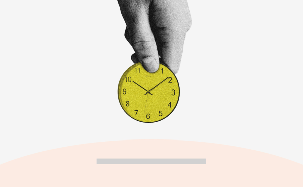 Hand holding a yellow timer.
